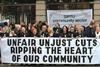 爱尔兰工会抗议削减和救助银行9月在都柏林伦斯特省房子外面。
