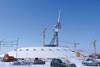 安装的三脚桅去年12月在白雪覆盖的20米高的混凝土基础。