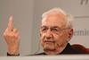 Frank Gehry giving journalists the finger in Spanish press conference