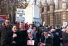 Muf的Liza Fior, Peter Barber和同事，以及ASH的Geraldine Dening在议会外的住房法案示威