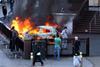 英国骚乱:8月9日，周二，伯明翰塞尔福里奇百货大楼附近，一辆汽车起火。