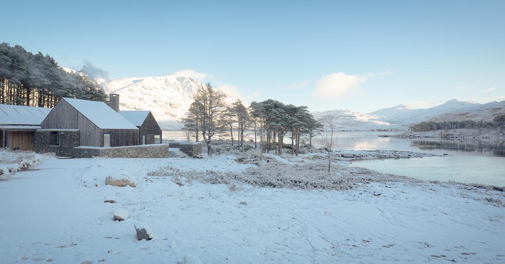 haysom-ward-miller-architects-wins-house-of-the-year-for-off-grid-home