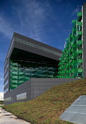 Reynaers unitised curtain walling systems were installed at the headquarters of Coca Cola in Madrid, Spain by architect DL+A