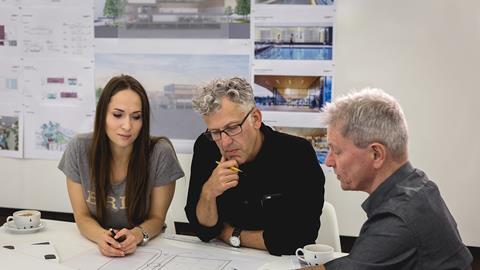 FaulknerBrowns Irina Korneychuk,迈克尔•霍尔和Henk山鸟的一部分设计团队致力于新朴茨茅斯大学建筑