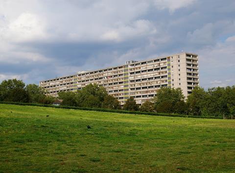 Aylesbury_Estate_Block_from_Burgess_Park_(02)