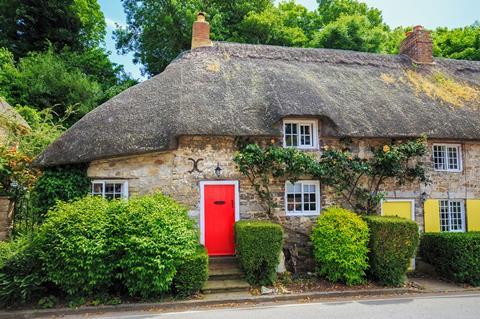 shutterstock_Thatched cottage in Lulworth Dorset_chocolate box traditional English village