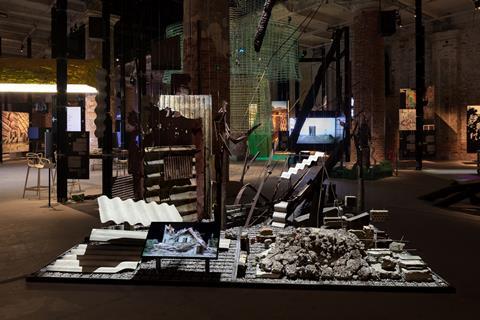 LC-Circularity on the Edge-8330