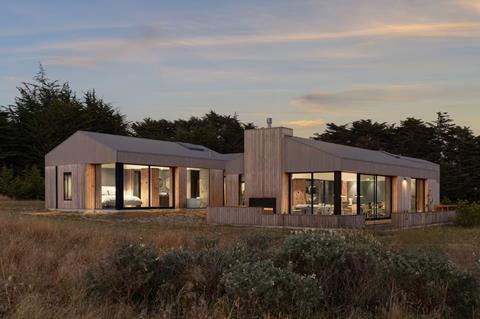 Hatchway-Home_thermo-radiata-pine-cladding-and-thermo-pine-decking_architect_Robert-P-Gabriel_Photo_Robert-Gabriel