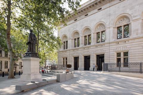 National Portrait Gallery Forecourt_002_Olivier Hess