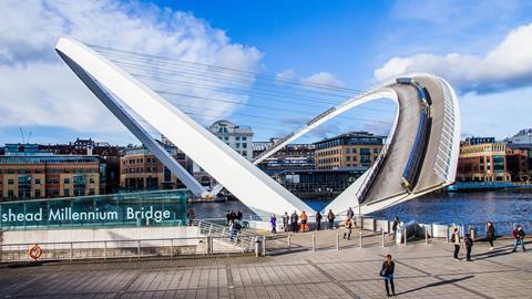 shutterstock_Wilkinson Eyre_Gateshead Millennium Bridge